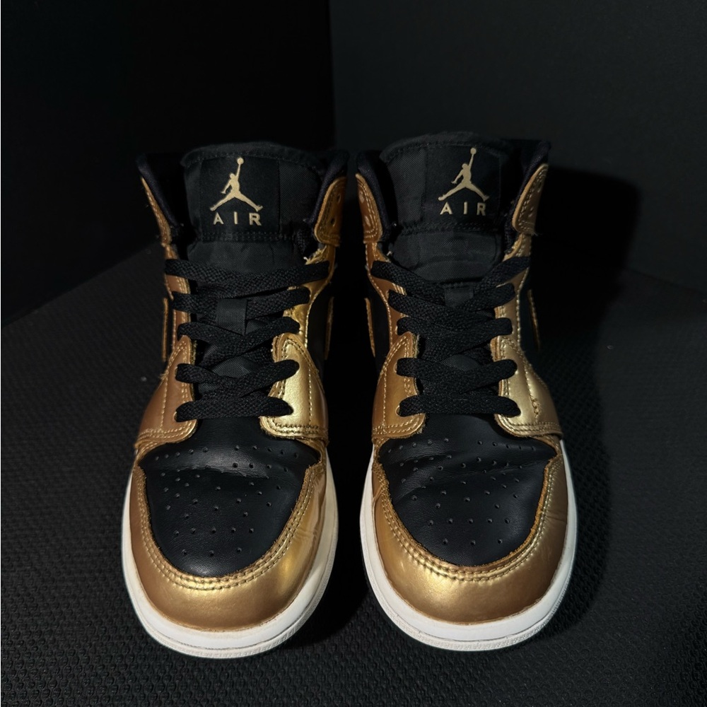 Nike Air Jordan 1 Mid SE Metallic Gold Black Kids Sneakers - Picture 4 of 7